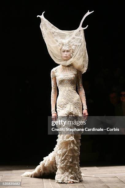 Model on the catwalk at the Alexander Mc Queen ready-to-wear Fall-Winter 2006-2007 collection fashion show.
