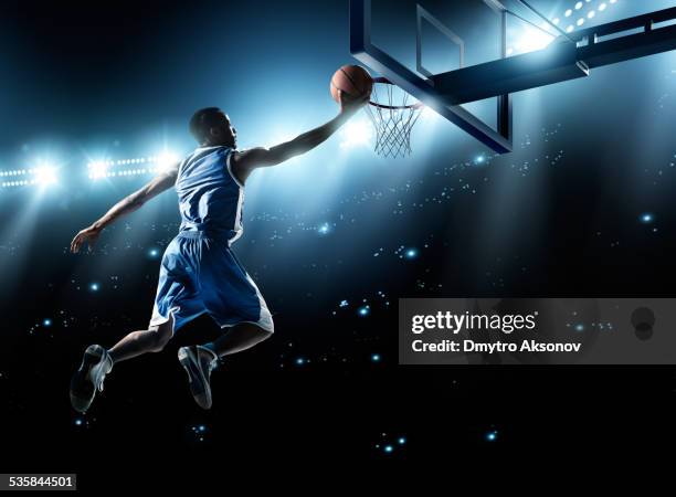 jogador de basquete em salto foto - fazer cesta - fotografias e filmes do acervo