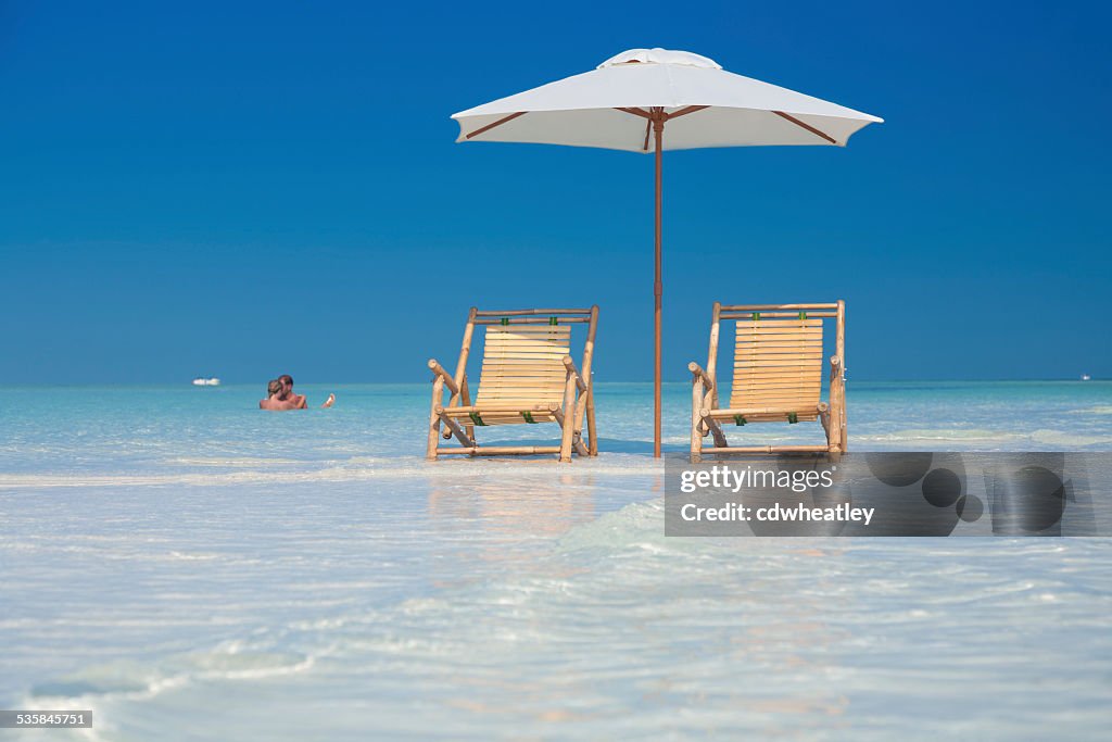 Lua de mel Casal agarrar numa Praia tropical na Flórida, EUA