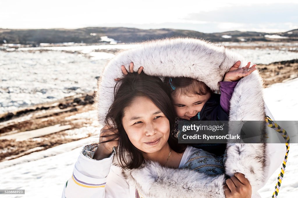 Eskimo Mutter und Tochter auf Baffin Island, Nunavut, Kanada.