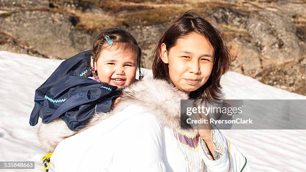 eskimo mutter und tochter auf baffin island, nunavut, kanada. - inuit people stock-fotos und bilder