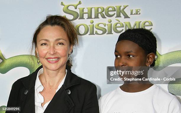 Actress Catherine Frot with her daughter Suzanne attend the premiere of "Shrek 3" in Paris.