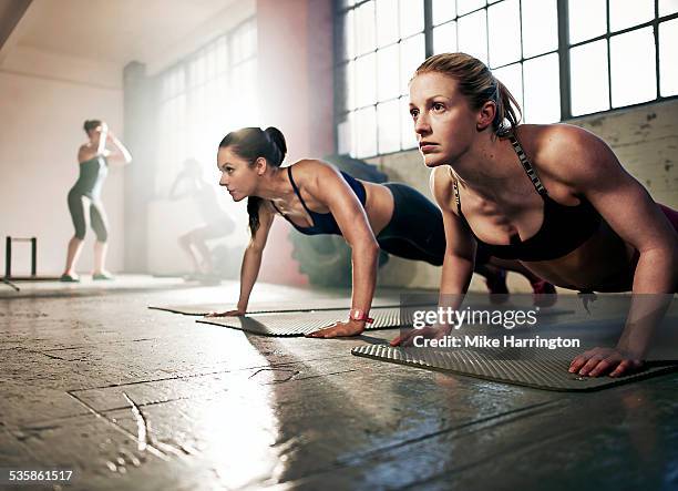 group of strong women working out in gym - entrenamiento de fuerza fotografías e imágenes de stock