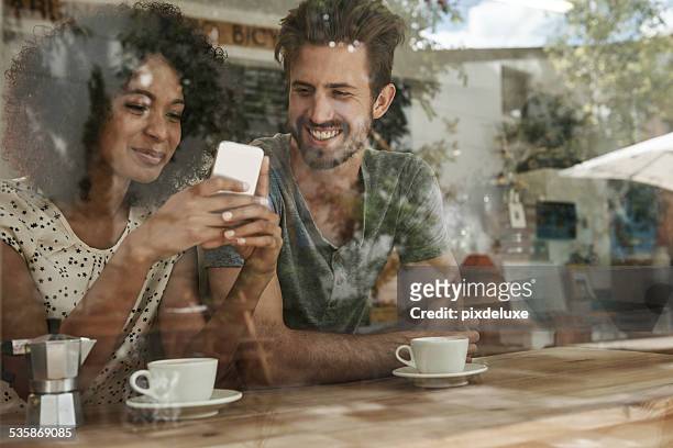 always in touch with the rest of the group - african american restaurant texting stockfoto's en -beelden