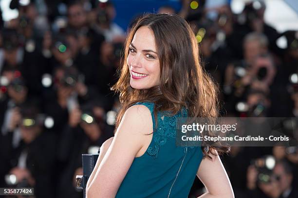 Berenice Bejo poses with the 'Best Performance by a Actress' award for 'Le Passe' at the 'Palme D'Or Winners Photocall' during the 66th Cannes...