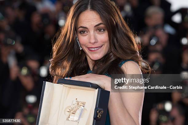 Berenice Bejo poses with the 'Best Performance by a Actress' award for 'Le Passe' at the 'Palme D'Or Winners Photocall' during the 66th Cannes...