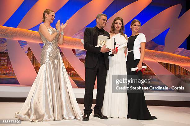 Uma Thurman gives la Palme D'Or on stage to actress Lea Seydoux, director Abdellatif Kechiche and actress Adele Exarchopoulos for 'La Vie d'Adele...