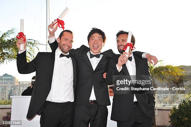 Director Moon Byung-gon poses with the 'Palme d'Or' for the film 'Safe' at the 'Palme D'Or Winners Photocall' during the 66th Cannes International...