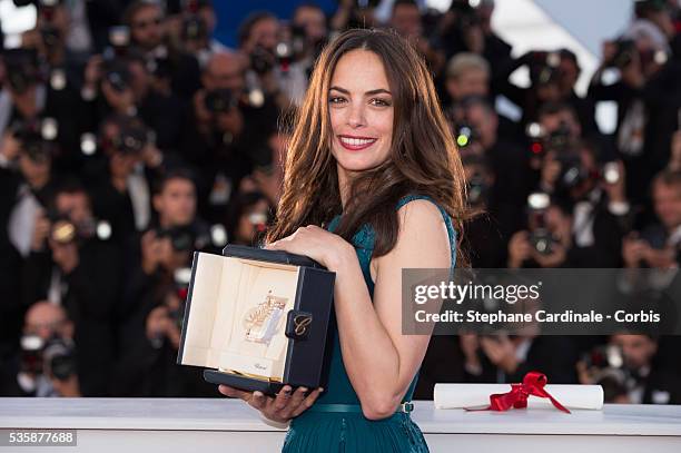 Berenice Bejo poses with the 'Best Performance by a Actress' award for 'Le Passe' at the 'Palme D'Or Winners Photocall' during the 66th Cannes...