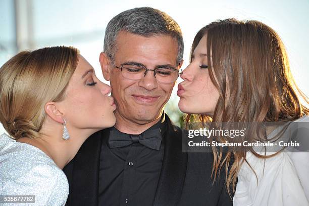 Actress Lea Seydoux, Director Abdellatif Kechiche and Adele Exarchopoulos pose with the 'Palme d'Or' for 'La Vie D'adele' at the 'Palme D'Or Winners...