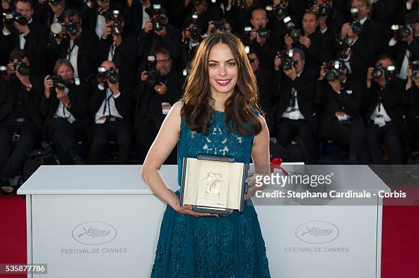 Berenice Bejo poses with the 'Best Performance by a Actress' award for 'Le Passe' at the 'Palme D'Or Winners Photocall' during the 66th Cannes...