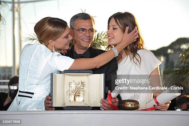 Actress Lea Seydoux, Director Abdellatif Kechiche and Adele Exarchopoulos pose with the 'Palme d'Or' for 'La Vie D'adele' at the 'Palme D'Or Winners...