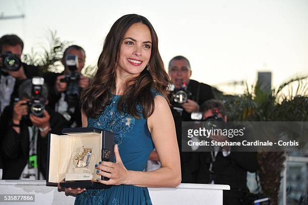Berenice Bejo poses with the 'Best Performance by a Actress' award for 'Le Passe' at the 'Palme D'Or Winners Photocall' during the 66th Cannes...