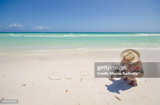 writing cuba in the beach, cayo coco, cuba. - radicella - fotografias e filmes do acervo