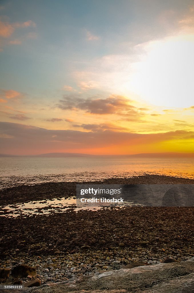 Puesta de sol sobre la bahía, Irlanda Galway
