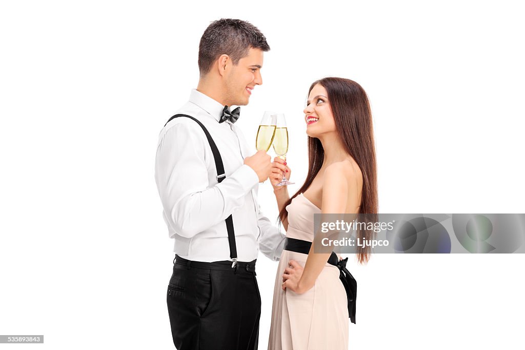 Junges Paar machen einen toast mit Wein
