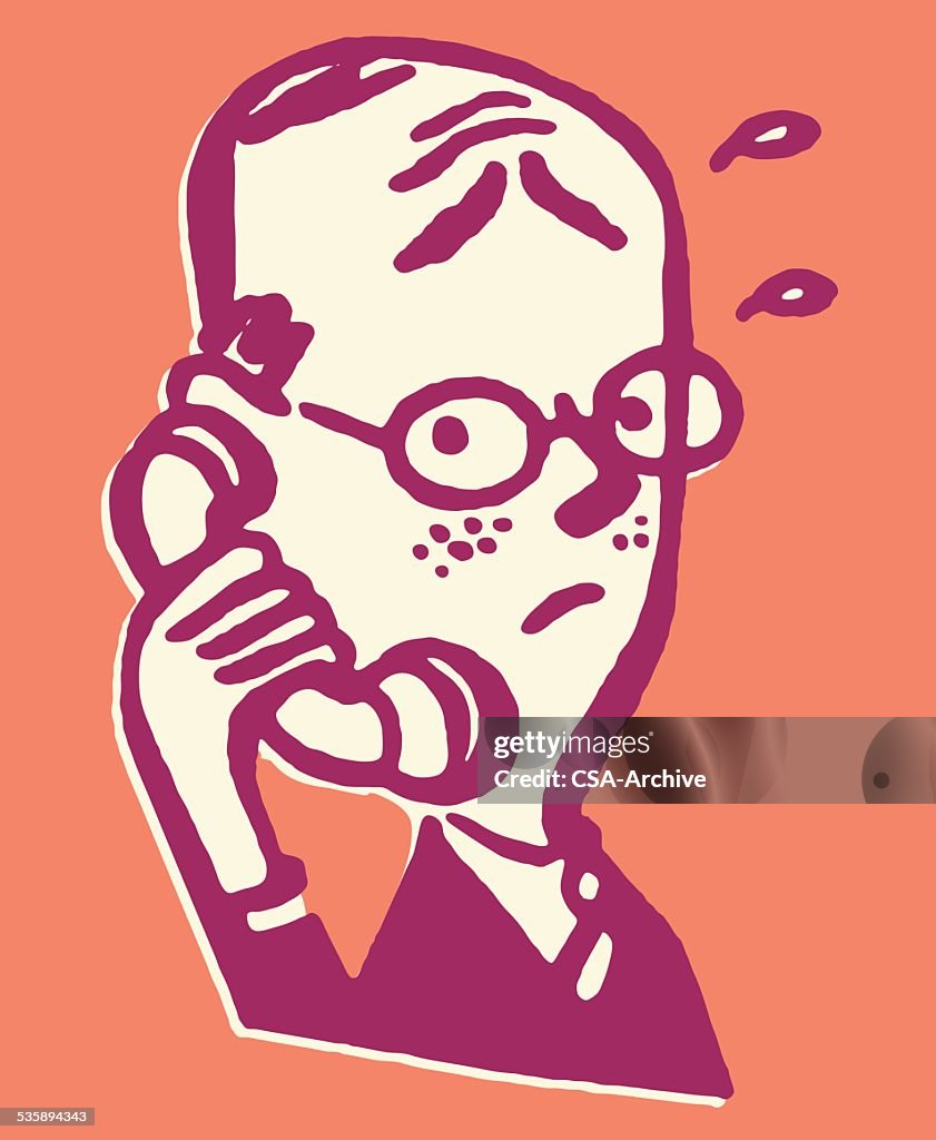 Uomo parla al telefono