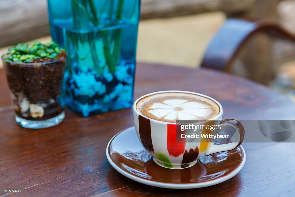 Café con leche y taza de café en la mesa en cafe