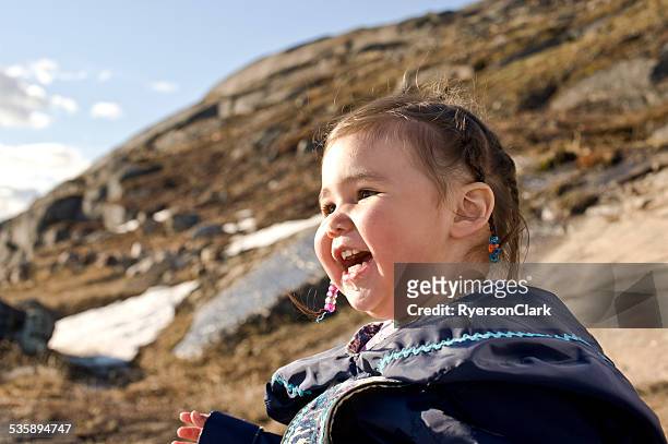 eskimo kind im schnee, baffin island, nunavut, kanada. - inuit people stock-fotos und bilder