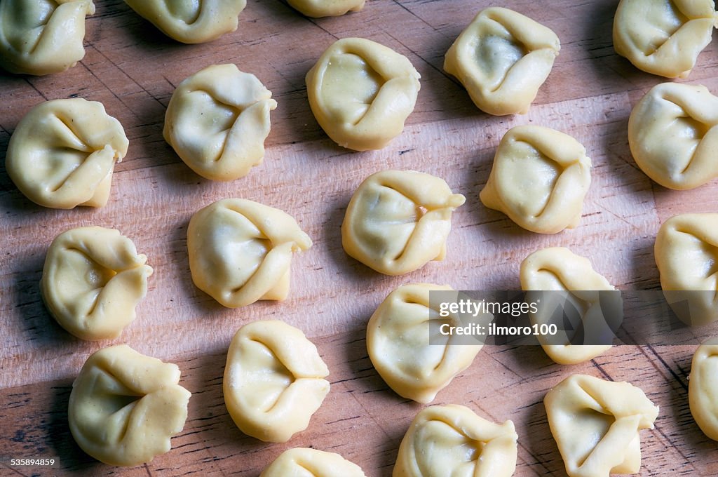 Frische tortellini auf einem Holz-board