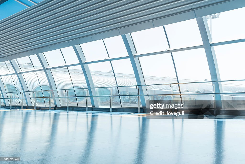 Transparente Glaswand und Korridor in airport