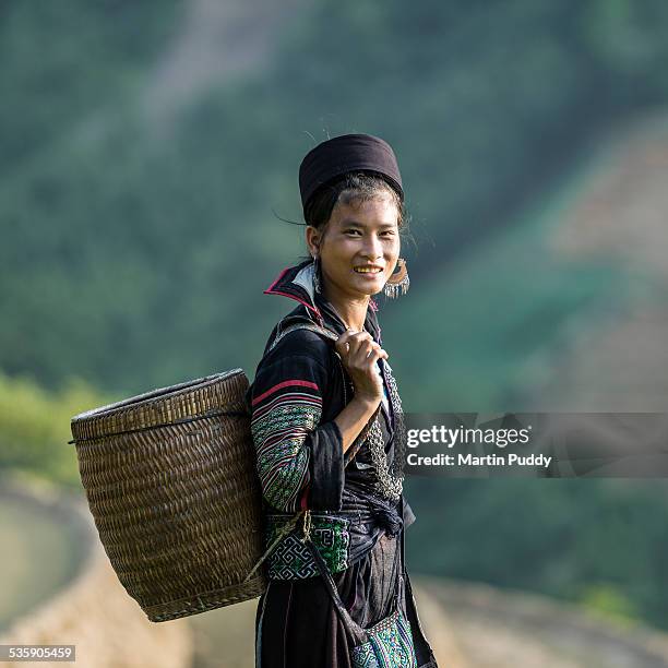 woman of black hmong hill tribe next to rice paddy - minoría miao fotografías e imágenes de stock