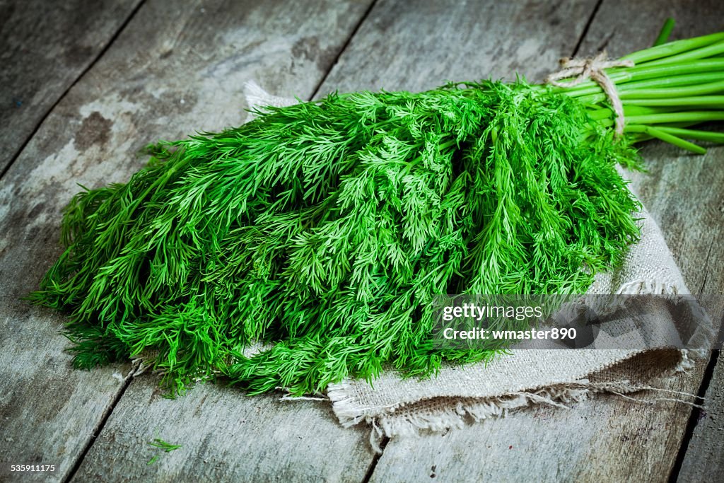 Haufen frische Bio-dill auf hölzernen Hintergrund