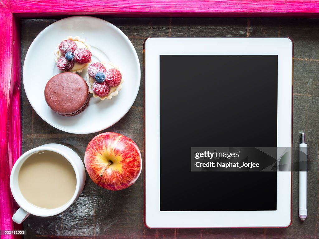 Tablet-computer mit Tee-Tasse, leichten Mahlzeit in hölzernen Tablett