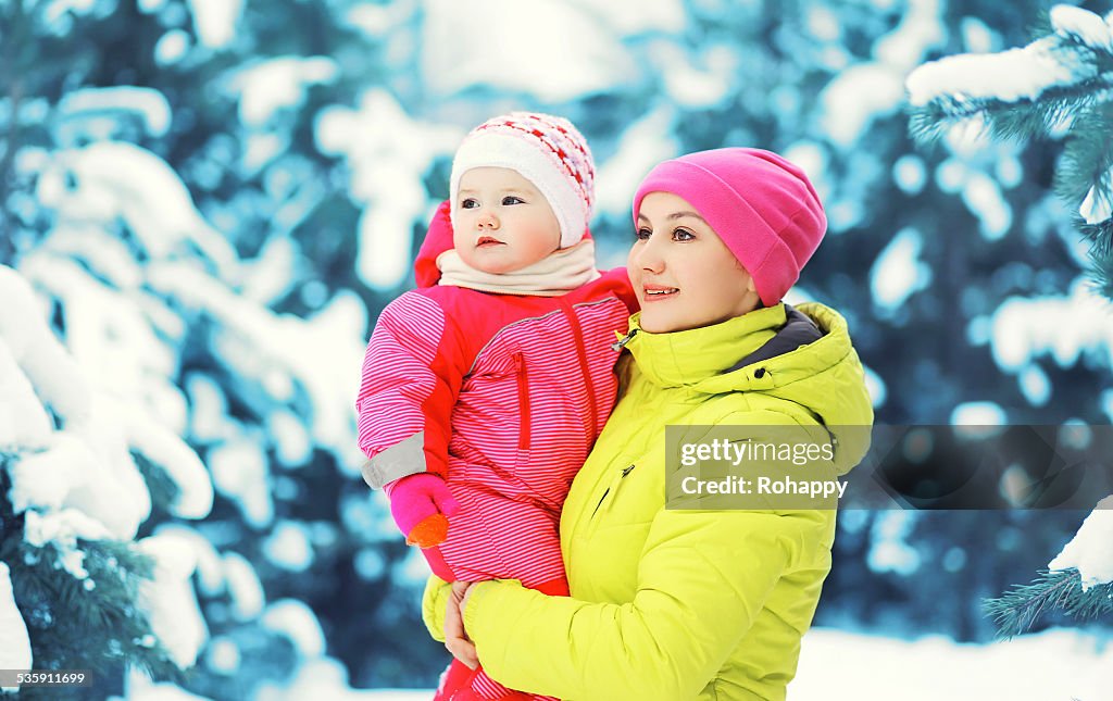 Feliz colorido madre y niño divirtiéndose en nívea día