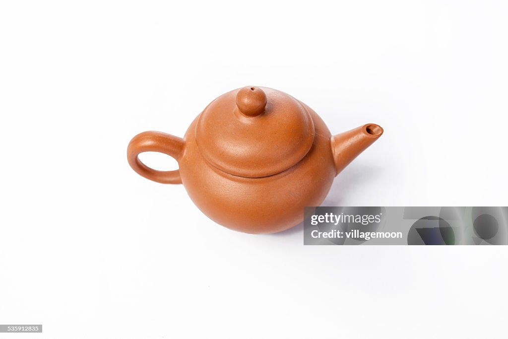 Chinois théière pour le thé sur un fond blanc