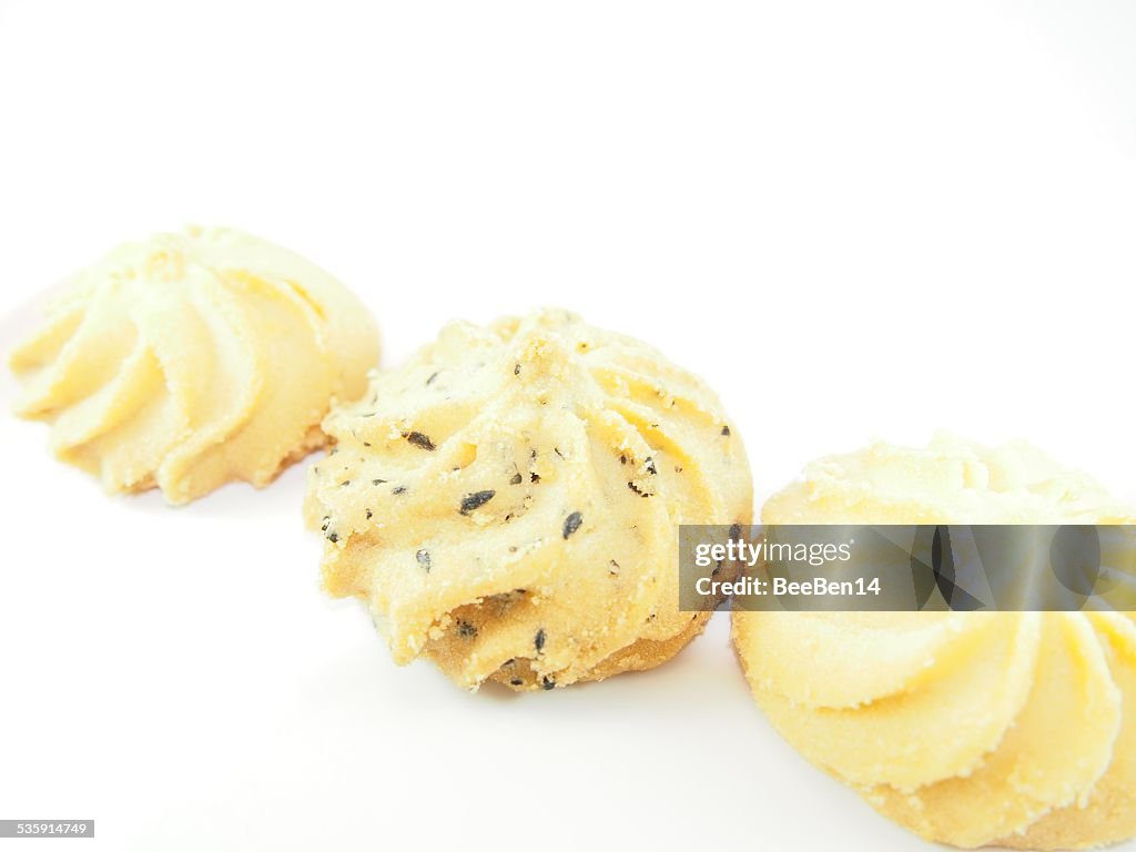 La mantequilla y galletas con pedacitos de Chocolate a aislar fondo