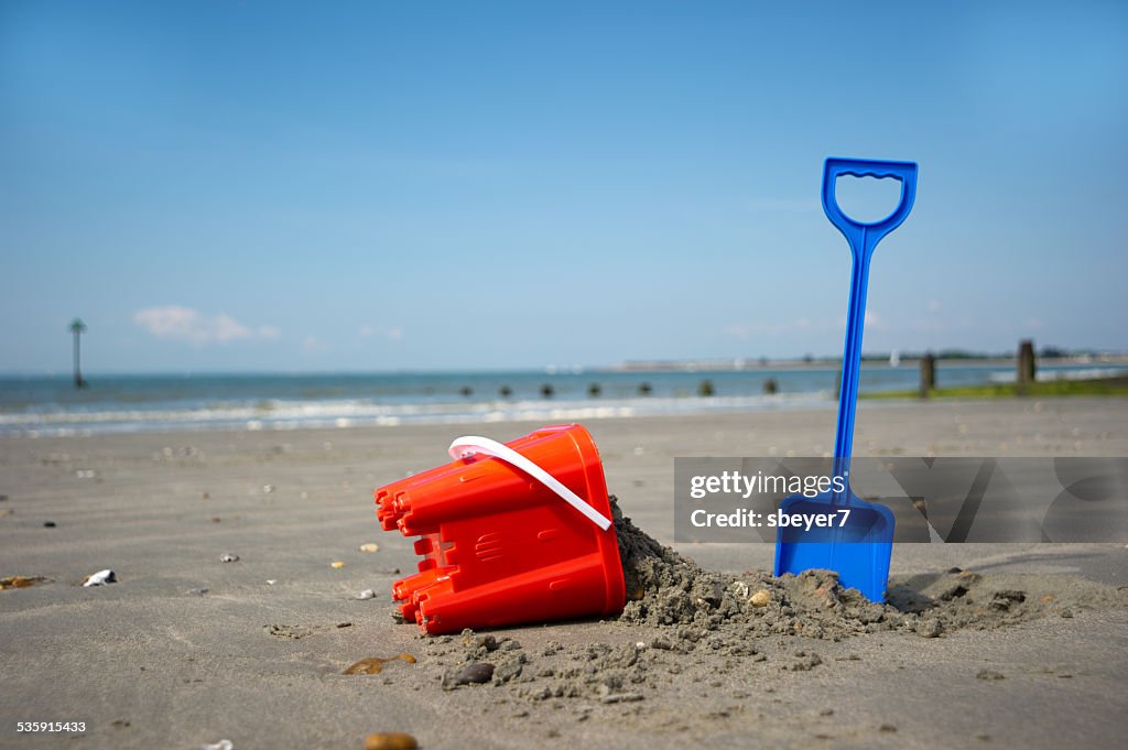 Eimer und eine Schaufel am Strand