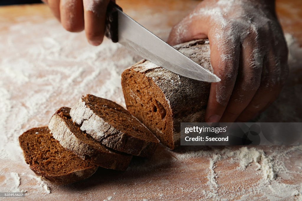 Macho mãos corte fresco Pão