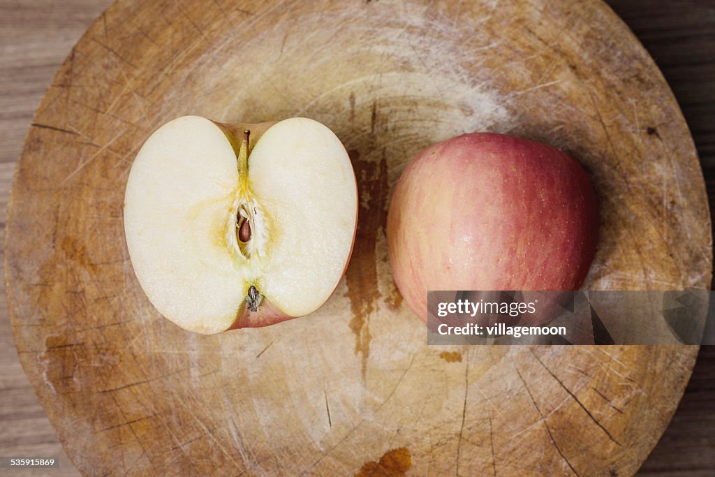 Rote Äpfel auf Holz Schneidebrett