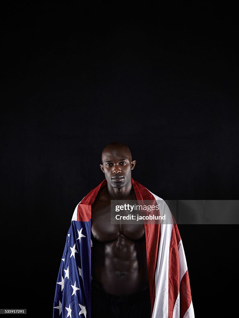 Musculaire homme enveloppé dans le drapeau américain