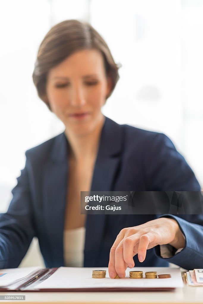 Geschäftsfrau balancing Bücher