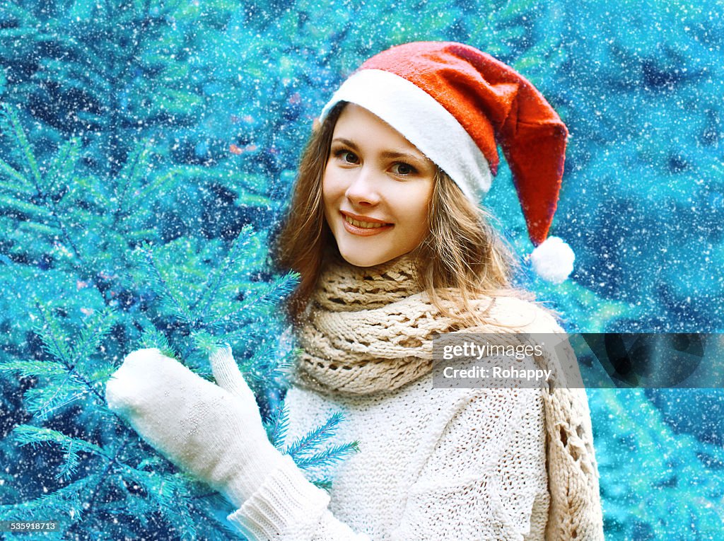 クリスマス、人々のコンセプト-幸せな女の子の赤の帽子