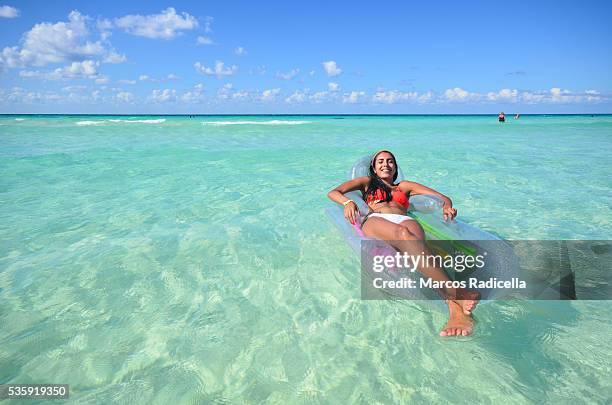 relaxing in the water, at cayo coco, cuba. - radicella fotografías e imágenes de stock