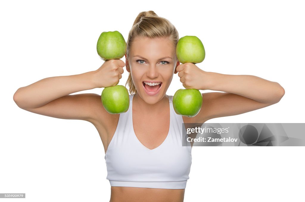 Belle femme avec des haltères de mûres pommes