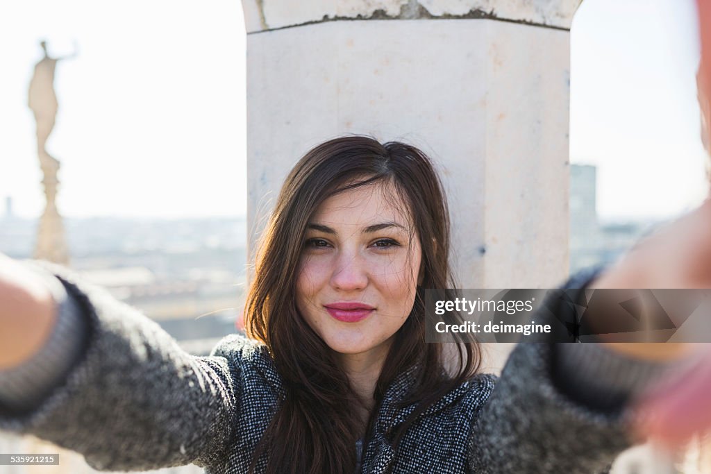 Schöne Frau macht eine selfie