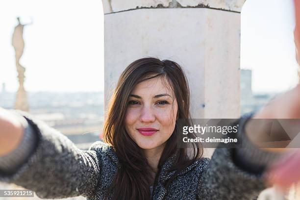 beautiful woman takes a selfie - 20 29 years stock pictures, royalty-free photos & images