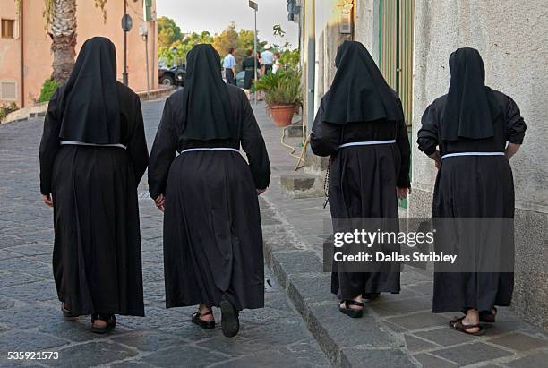 nuns walking to church, in lipari, sicily - freira - fotografias e filmes do acervo