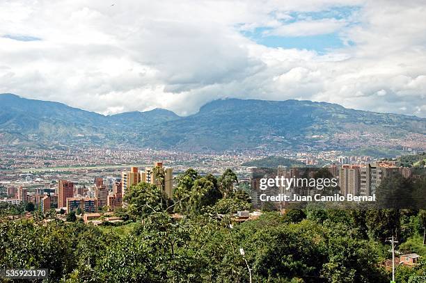 panoramic of medellin, colombia - medellin photos et images de collection