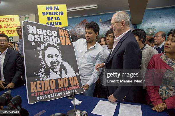 Presidential Candidate for PPK Pedro Pablo Kuczynski looks at a banner during a rally to support the campaign "Keiko No Va" on May 30, 2016 in Lima...