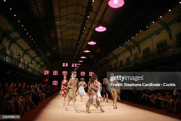 Models on the catwalk during Alexander Mc Queen Ready To Wear Fall-Winter 2005/2006 fashion show.