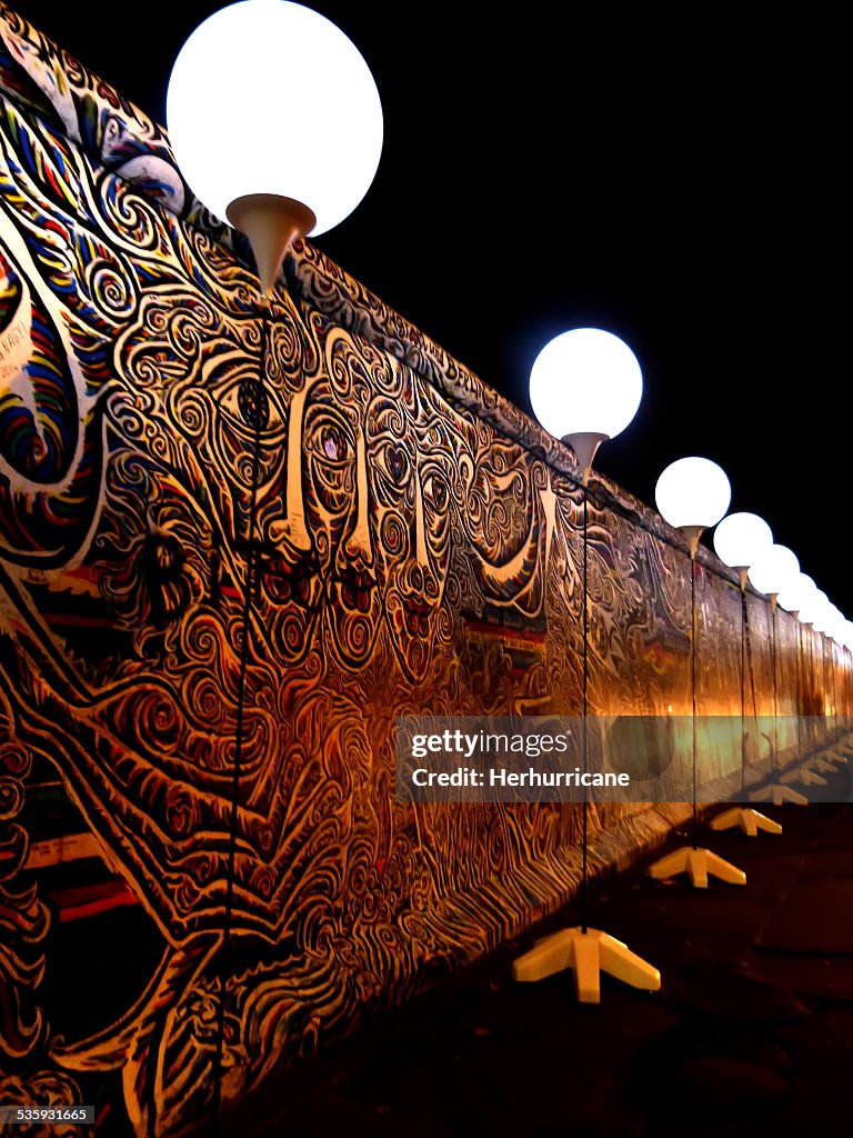 Installation lumineuse le long du mur de Berlin