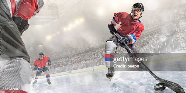 jugador de hockey sobre hielo de acción - mens ice hockey fotografías e imágenes de stock