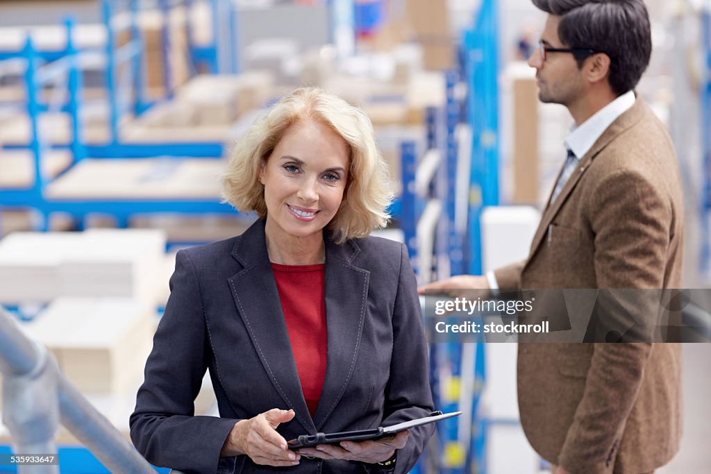 Femmina, responsabile magazzino con digital tablet