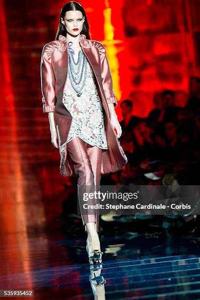 Models 2003 147 Valentino Couture Spring 2003 Collection Stock Photos, High-Res ...