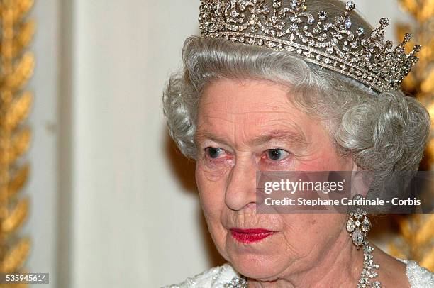 Queen Elizabeth II and Duke of Edinburgh accompanied by French President Jacques Chirac and first Lady Bernadette greet guests as they arrive for a...